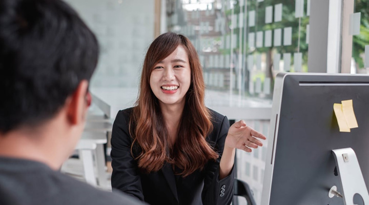 A female loan officer explaining how to get a fast loan in Singapore
